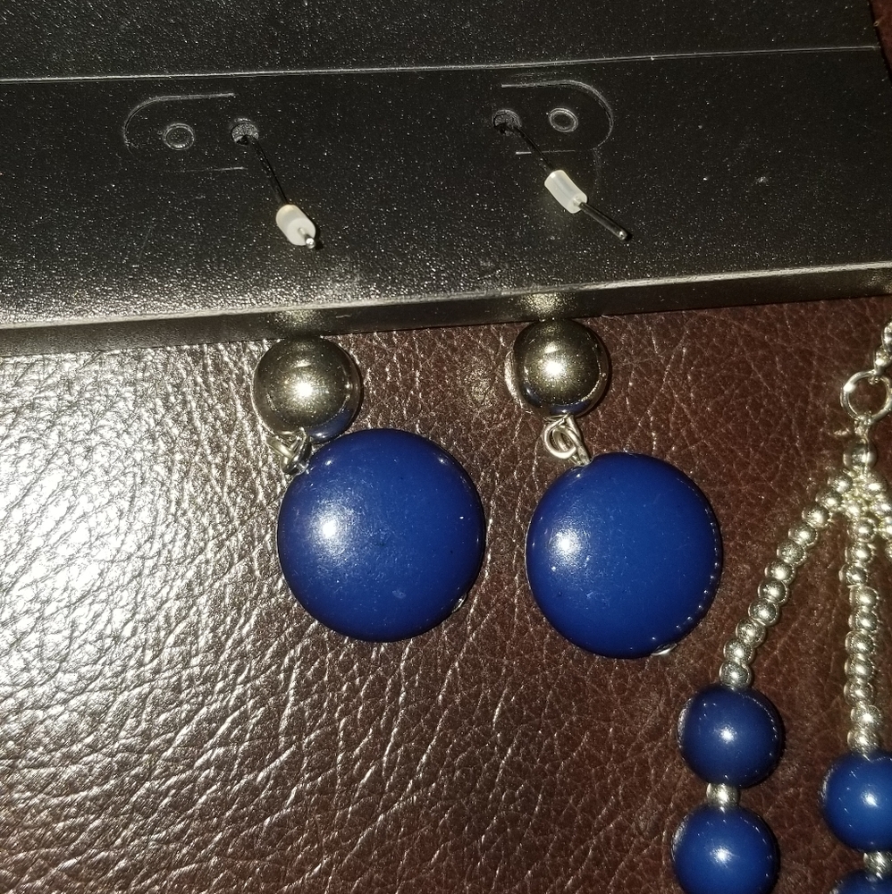Graduated 3 Strand Necklace Set - Picture 3 of 3
